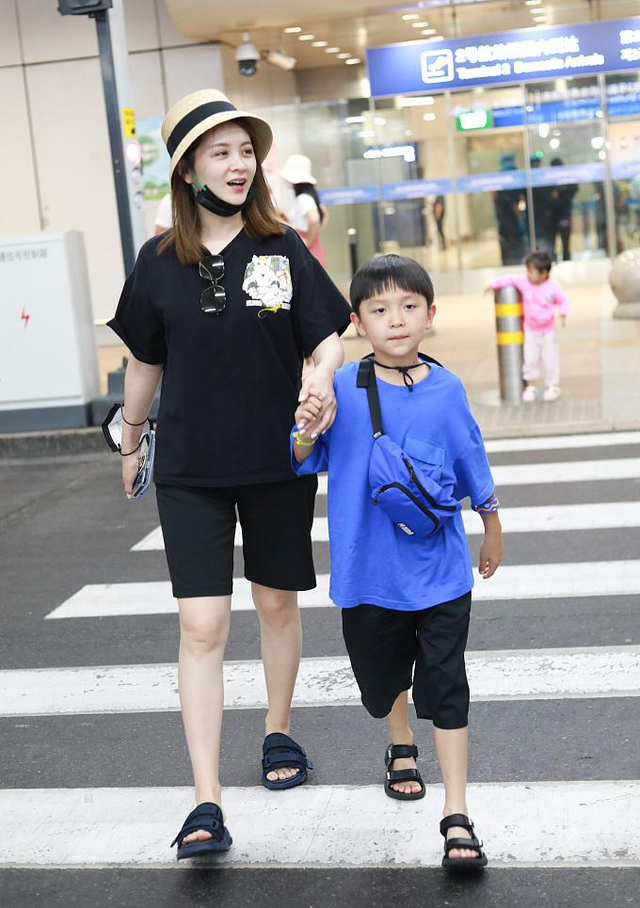 邓莎8岁儿子罕现身身高快到妈妈肩膀长相帅气神似小鲜肉