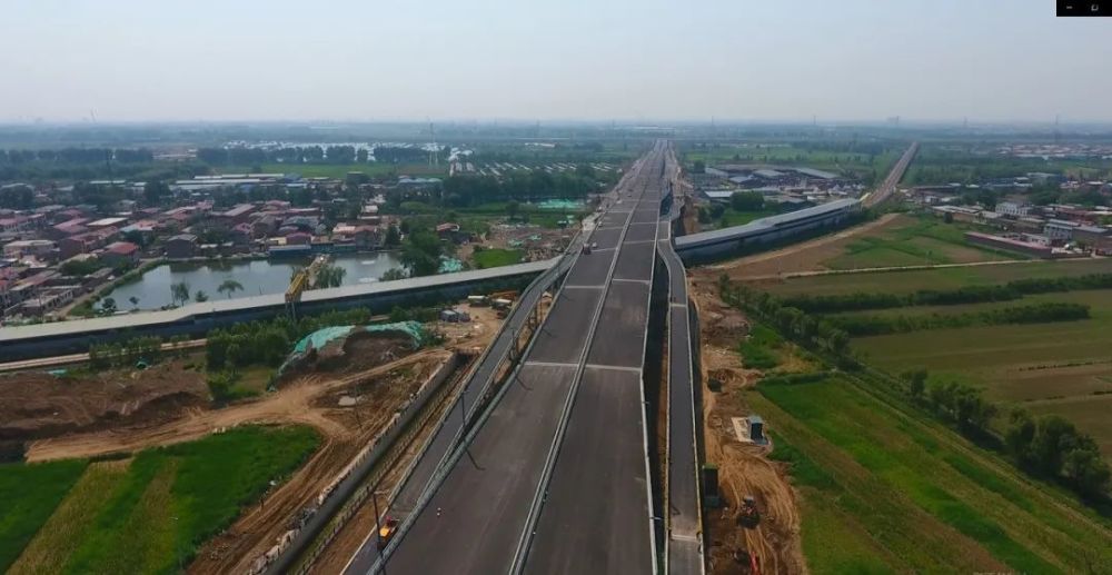 大道平面交叉,向东下穿京昆高速公路,然后上跨西南铁路环线,307国道等