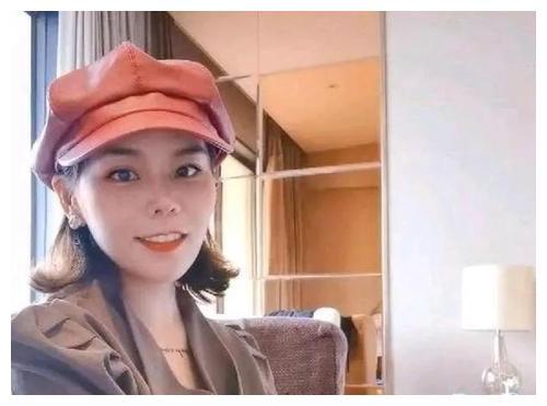 郭威一家与许敏团聚过生日熊磊没闲着也带着生日蛋糕告慰亡夫