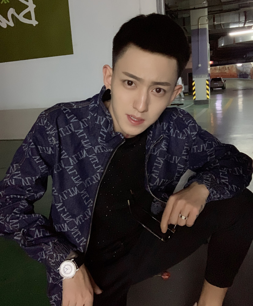 网红李耀阳与导演发生肢体冲突愤怒指责导演加戏宣布暂停拍剧