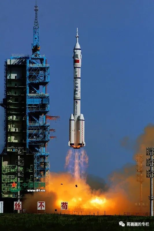 简介:神舟六号载人飞船在太空绕地球运行76圈,历时4天19小时33分,实现