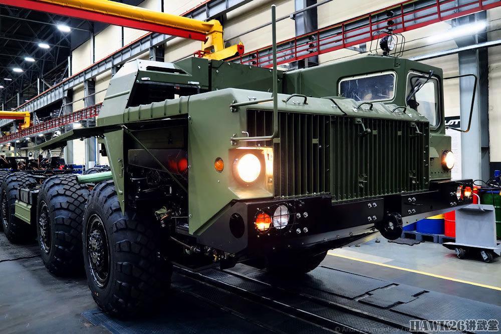 正在组装的maz-543m 8×8重型牵引车.