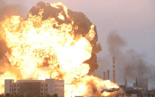 大连716爆炸纪实储油罐密布周边燃起大火消防员与死神交手