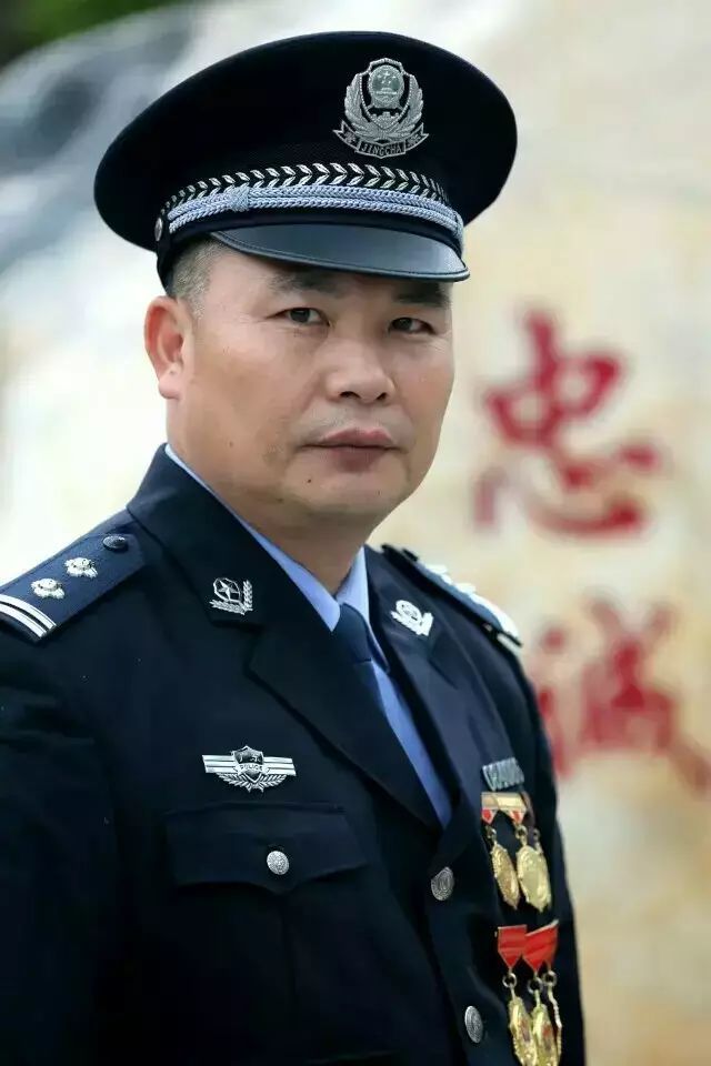 今年48岁的罗海华是珠海市公安局高新分局巡警大队教导员
