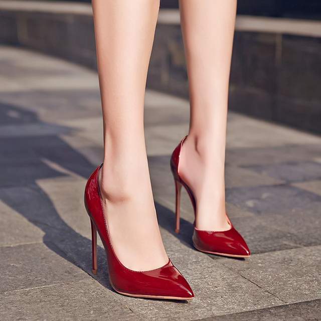 迷人的高跟鞋,穿出女性的优雅气质,搭配小脚裤更好看