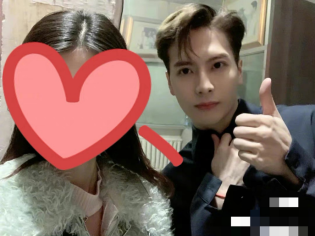 王嘉尔拿包给宋雨琦挡腿和粉丝合照捂衣领网友守男德