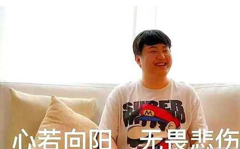 在网上目前疯转1个开庭审理视频,视频中有个男子衣着深蓝色马褂,尽管