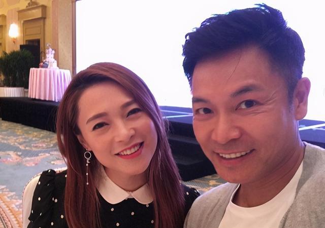 和小15岁妻子同台秀恩爱,几经波折幸福更甚,54岁郭晋安变样