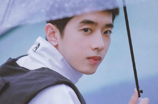 被看戏不嫌事大的彭昱畅认出后:"师傅,他就是梁靖康!