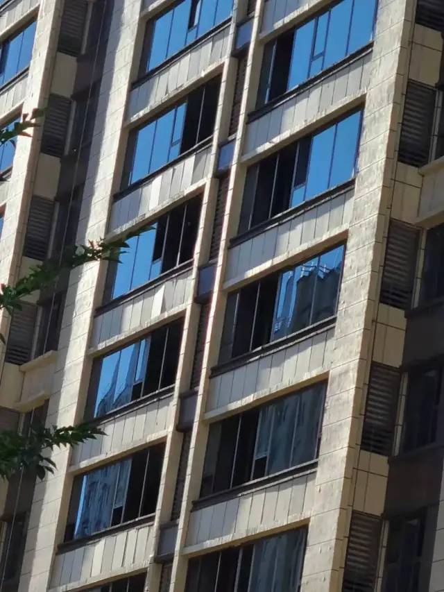 有网友反映泰发祥中梁首府外立面一体板大面积严重鼓包