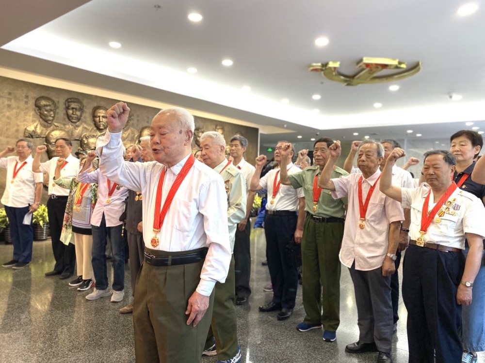 鲜红的党旗前 90多岁的新四军老战士再一次举起右拳 庄严宣誓 全网搜