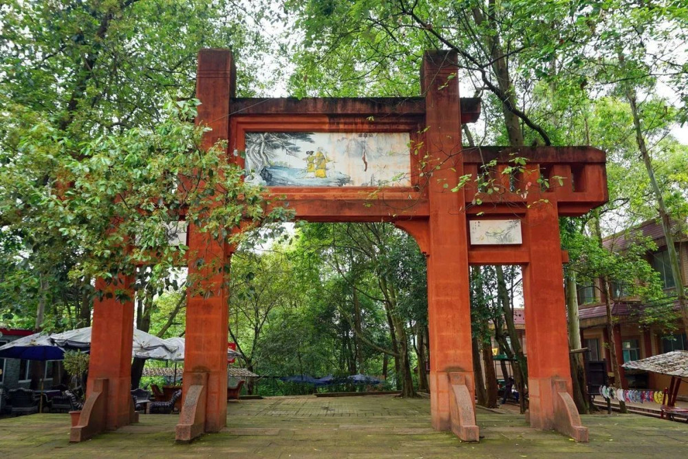 這裡能夠利用天然磁場助氣行,這塊風水寶地可是彭祖山距天地間靈氣