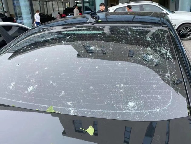 一觉醒来爱车竟被砸成大花脸车辆遇到冰雹怎么办