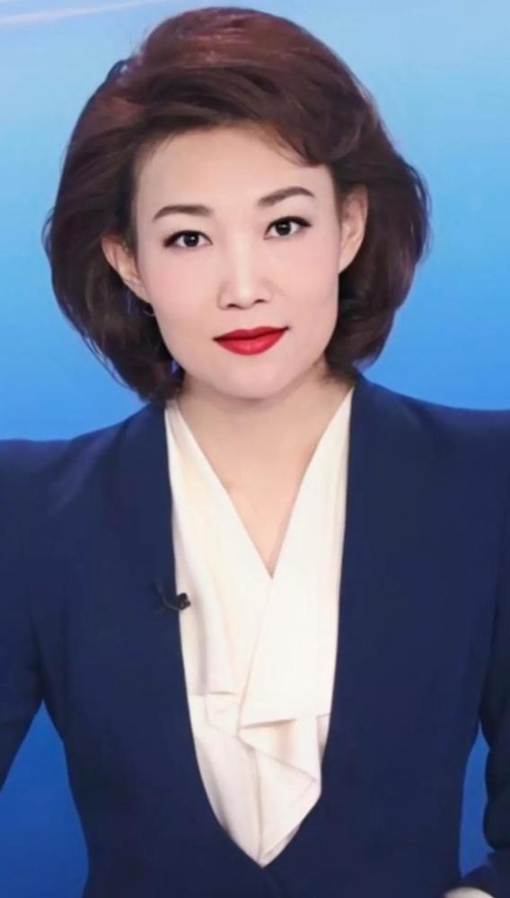 但现实中,李梓萌绝不是那么老土,严肃端庄的样子,那完全是因为工作