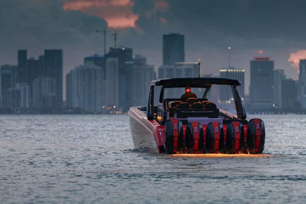 这艘独特的41英尺夜鹰amg黑色系列香烟快艇重新定义了我对速度的定义