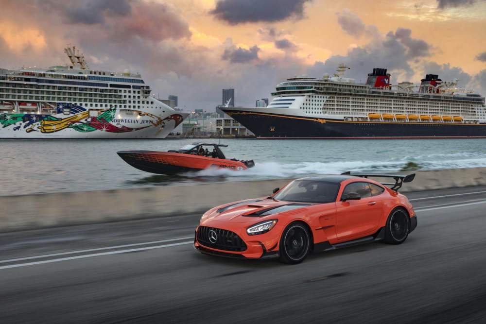 这艘独特的41英尺夜鹰amg黑色系列香烟快艇重新定义了我对速度的定义