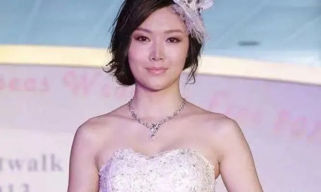 隐瞒了16年,黄有龙前妻曝光,怪不得赵薇不愿提及,她到底是谁?