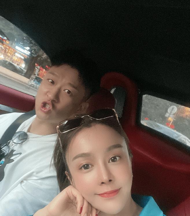 相声演员曹云金新女友曝光女方晒九宫格甜蜜自拍鞋拔子脸太像赵本山