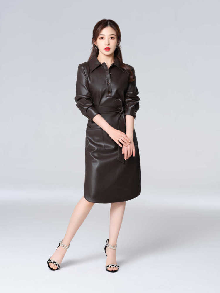 张含韵伊能静同框同穿短袖t恤手挽手走机场看不出21岁年龄差