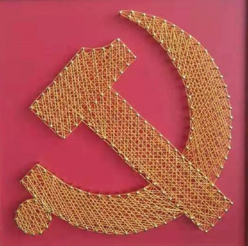 钉线画不同于传统的刺绣和绘画艺术,用线经过多层次的缠绕而成,每一层