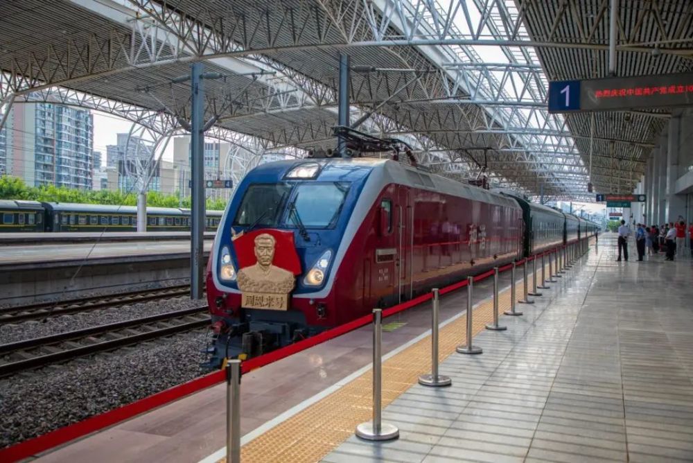 那曲市暨色尼区各界代表乘上"1921上海-嘉兴"红色首发专列_腾讯新闻