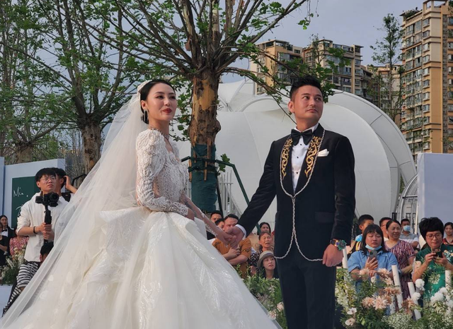 巴蜀笑星李伯清现身徒弟闵天浩婚礼,网友评论聚焦离婚和打架事件_腾讯