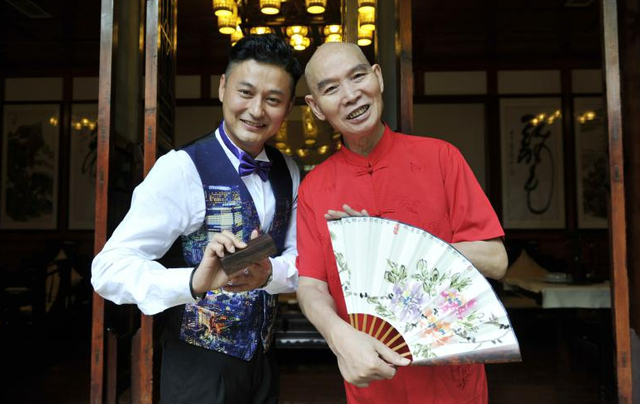 巴蜀笑星李伯清现身徒弟闵天浩婚礼网友评论聚焦离婚和打架事件