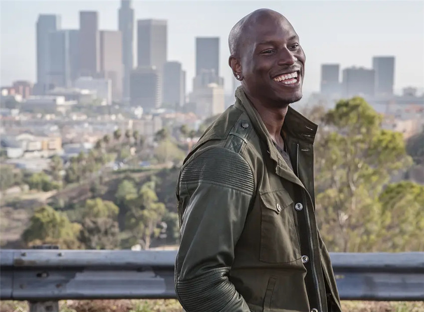 速激演员泰瑞斯2322㎡别墅4米变形金刚当摆件网友羡慕