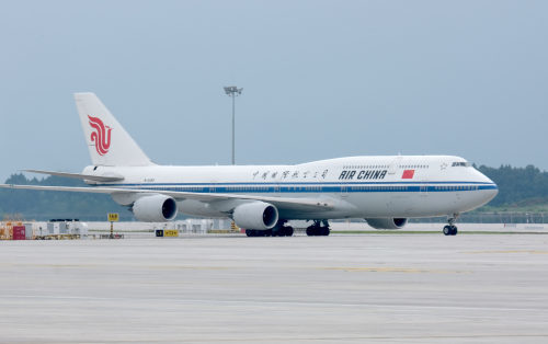 国航旗舰机型b747和锦礼号a330彩绘飞机飞抵成都天府国际机场
