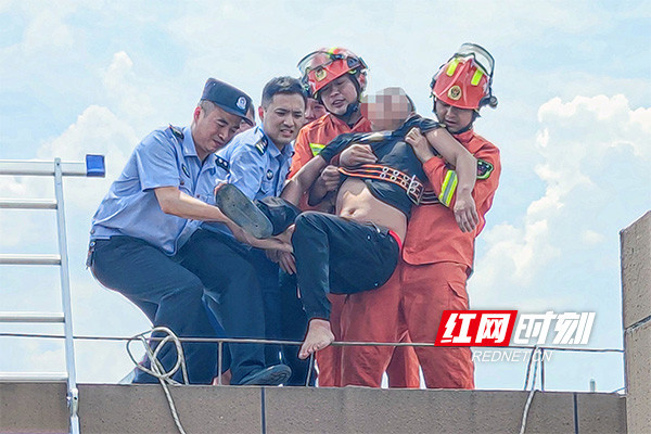 危急时刻显身手株洲石峰民警奋勇解救轻生男子