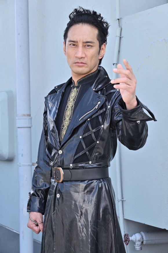 假面骑士圣刃剧场版出现三个全新怪人最终boss牙狼的既视感