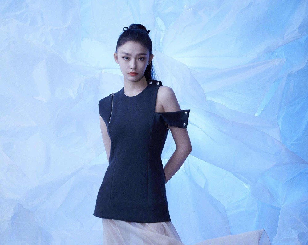 林允最新活动造型来了穿黑色背心裙女侠范儿十足又甜又飒