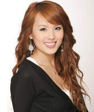 而她的老公则是香港歌手黄天翱,两人当年在tvb艺员训练班相识,随后