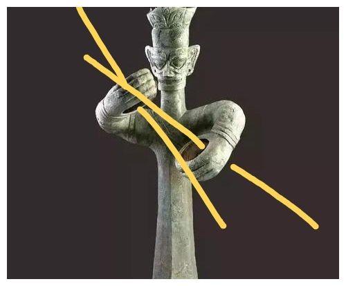 虫纹,回纹等各种纹饰,繁复精丽,其神情庄严肃穆,判断它应该是古蜀国的