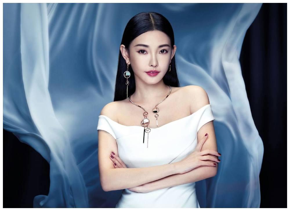 她被王晶发掘时才读大二,拍3部电影捞金26亿,现成"最美晶女郎"!