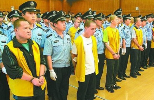 悍匪张宝林为给弟弟报仇走上不归路锒铛入狱后弟弟重蹈覆辙