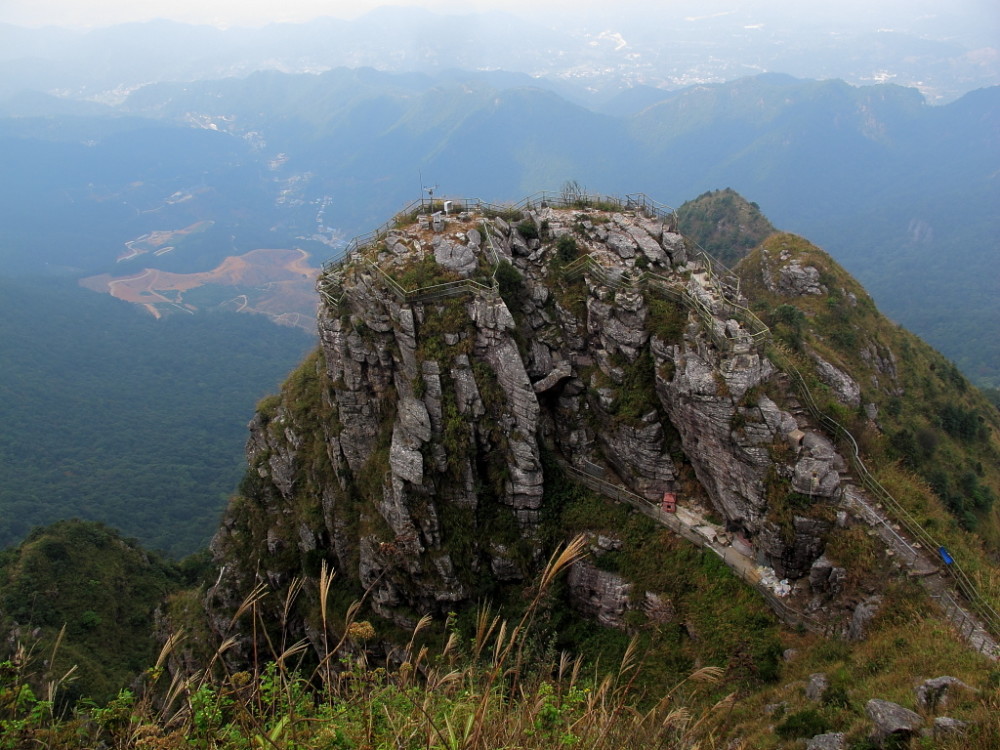 它位于广东梅州梅县区,其山川的总长度是有300余里,而且显示出绵延不