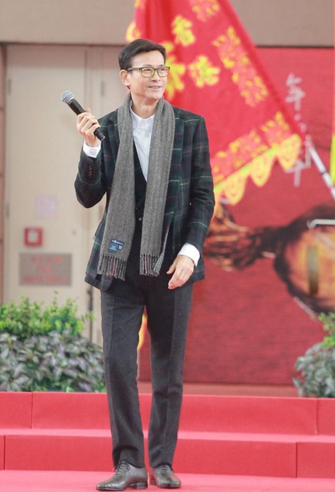 郑少秋与娇妻出行郑少秋穿衣时髦减龄看不出娇妻小他17岁