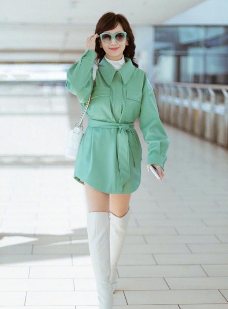 梅婷穿风衣配半身裙亮相在机场就是全场焦点这状态看不出老了