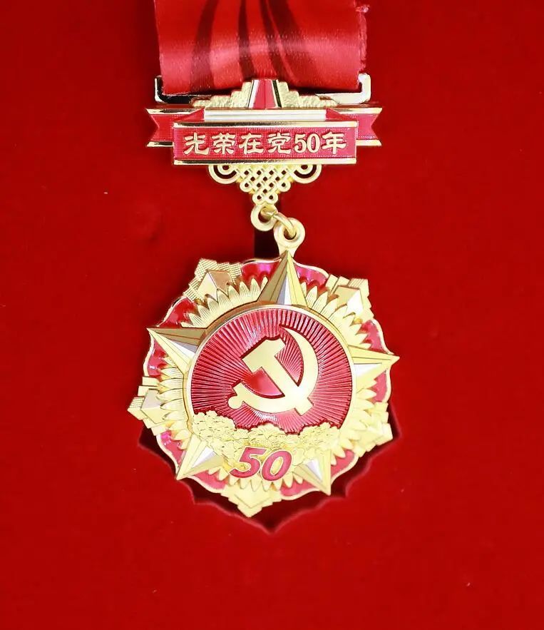 罗增斌慰问老党员并颁发光荣在党50年纪念章