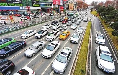 目前 西安機動車保有量 已經突破了400萬 排名全國第七 超過500萬輛的