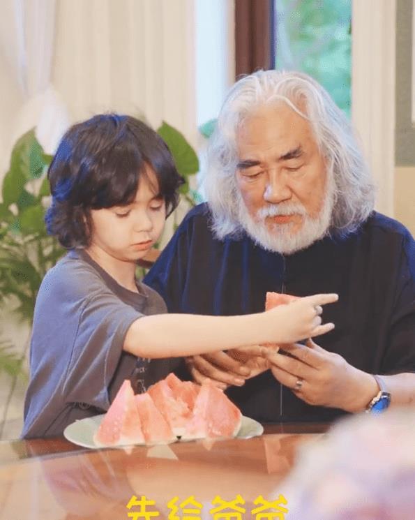 张纪中分享家庭日常杜星霖被继子喂西瓜喊妈妈乐得合不拢嘴