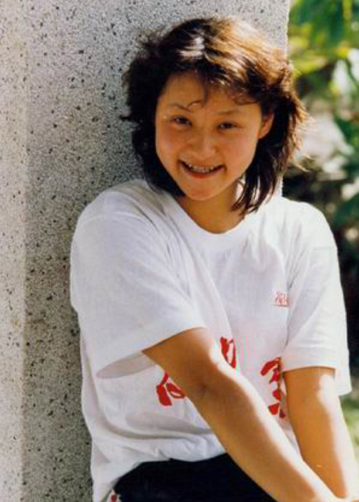 跳水皇后高敏进村做公益和学生打成一片孩子抢着给她端饭送汤