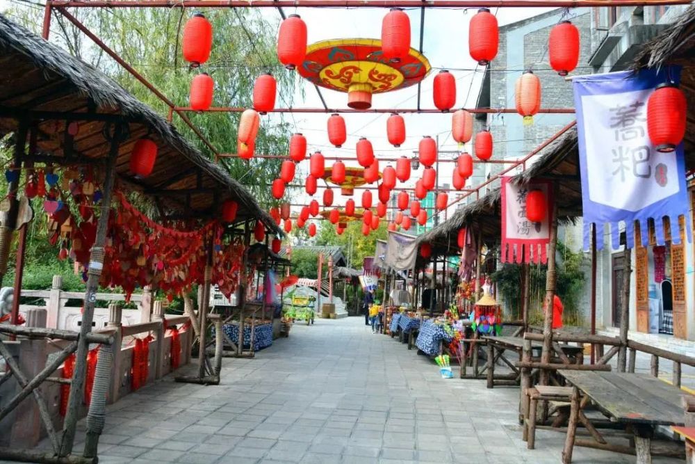 悠然水乡穿桥而过,沿着精品一条街行走,一座刻有鲁屯古镇四个大字的