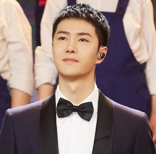 领口还系一个蝴蝶结,打扮儒雅又显精神,尤其是王一博剪一个短发变得一