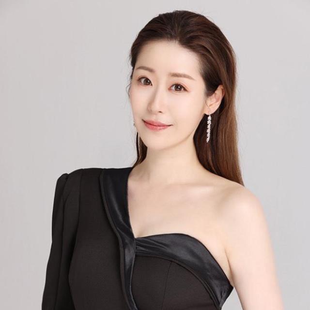 星女郎李卉为周星驰庆生,晒两人合照忆往昔:我把青春献给周星驰