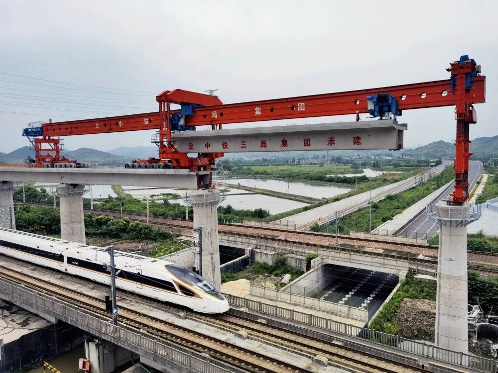 特别是上跨既有宁杭高铁和申嘉湖高速高速公路,临近宣杭铁路运架梁,为