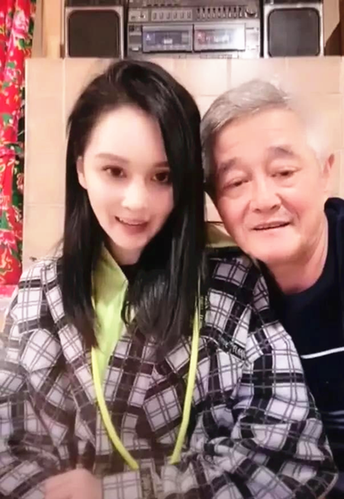 赵本山女儿赵一涵被求婚,现场拥吻超甜蜜,公主风搭配很可爱