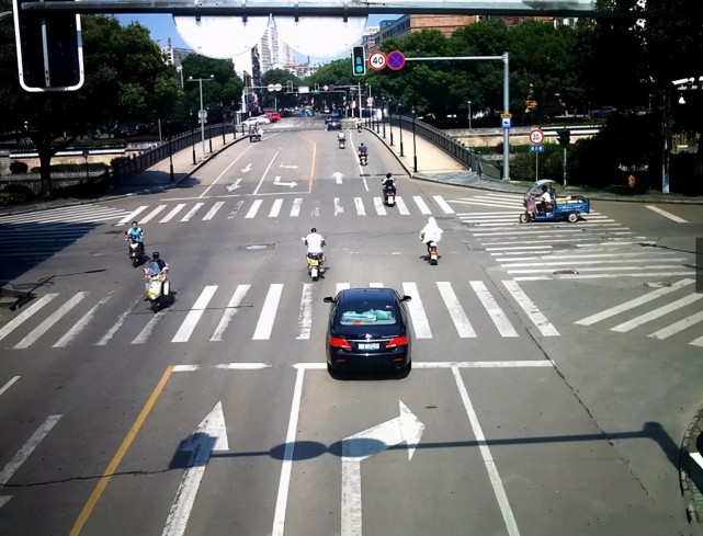 闯红灯一半停下来了怎么处罚,需要有3张照片_太平洋号