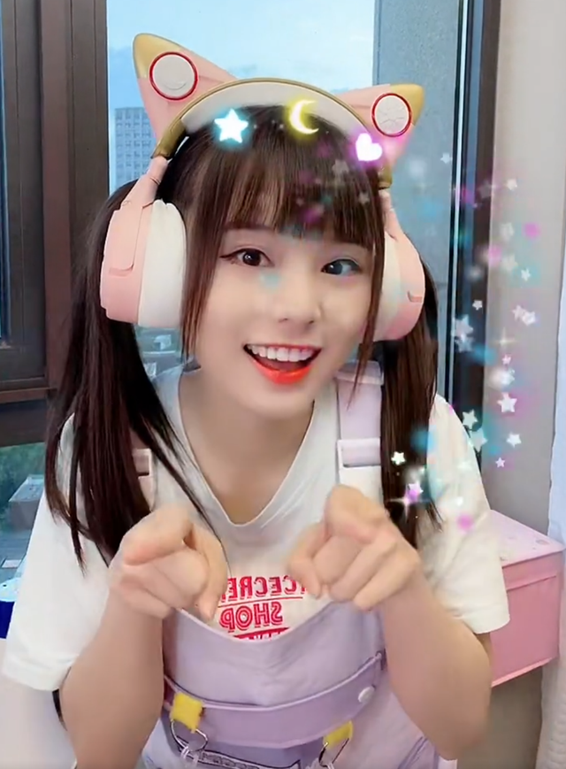 快手正式进军游戏圈火箭妹将成电竞一姐男主播不惜女装热度